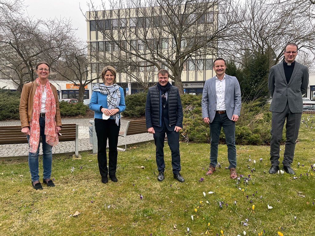 Bild: Bildungsbegleiterin Christina Amerle (v.l.), Bürgermeisterin Dr. Astrid Freudenstein, KJF-Direktor Michael Eibl, Einrichtungsleiter Vladislav Perkov und Domkapitular Michael Dreßel.