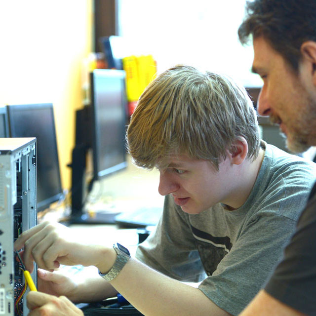 Bild zwei Männer reparieren Computer