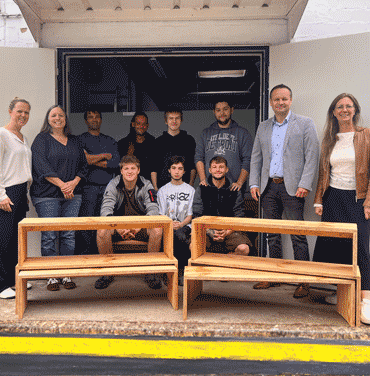 Sitz- und Schreibbänke für die Grundschule in Obertraubling
