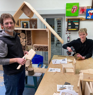 Kinder bauen Nistkästen